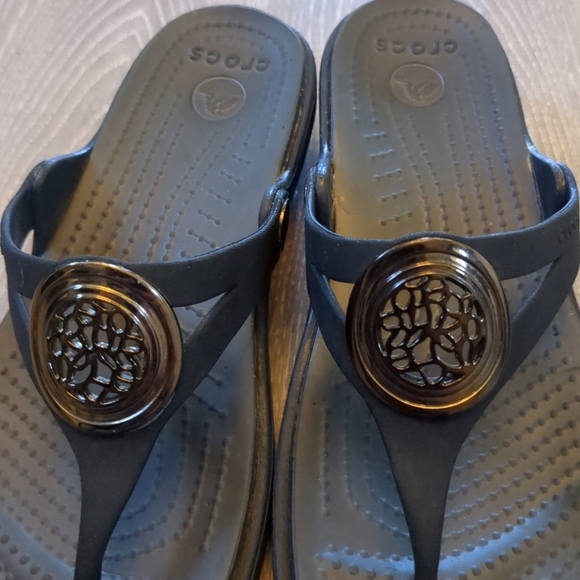 Clearout Final Crocs Flip Flops Sanrah Women's SZ 6 Black with Bronze Medallion - Picture 4 of 4